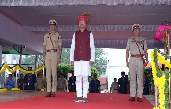 हर्षोल्लास व धूमधाम के साथ मनाया जायेगा स्वतंत्रता दिवस अतिरिक्त पुलिस महानिदेशक  चंचल शेखर की मौजूदगी में हुई स्वतंत्रता दिवस परेड की फुल ड्रेस रिहर्सल स्वतंत्रता दिवस की परेड में भी शामिल होंगी विभिन्न बलों की 22 टुकड़ियां